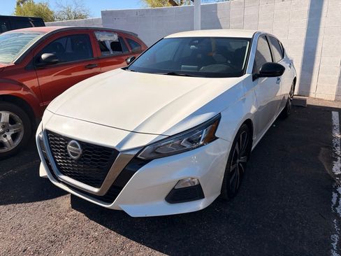 Used 2020 Nissan Altima 2.5 SR FWD image 2