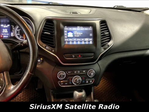 Used 2020 Jeep Cherokee Latitude Plus AWD/4WD image 5
