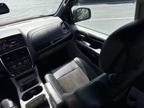 Used 2019 Dodge Grand Caravan SXT w/ Rear Park Assist Package FWD image 24