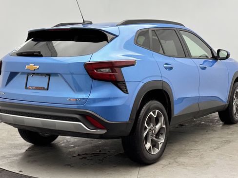 Used 2025 Chevrolet Trax LT FWD image 7