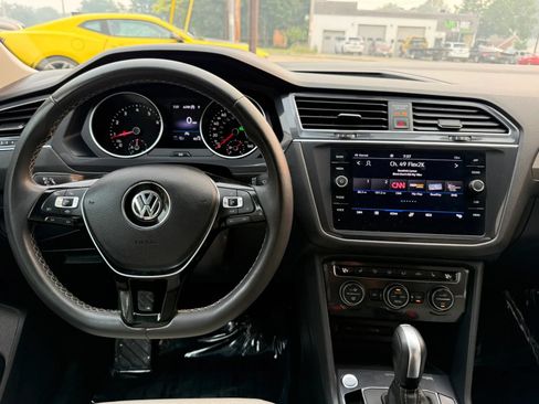 Used 2021 Volkswagen Tiguan SEL AWD/4WD image 28