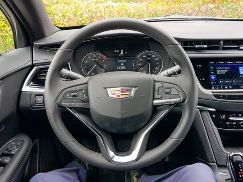 Certified 2025 Cadillac XT6 Luxury FWD image 34