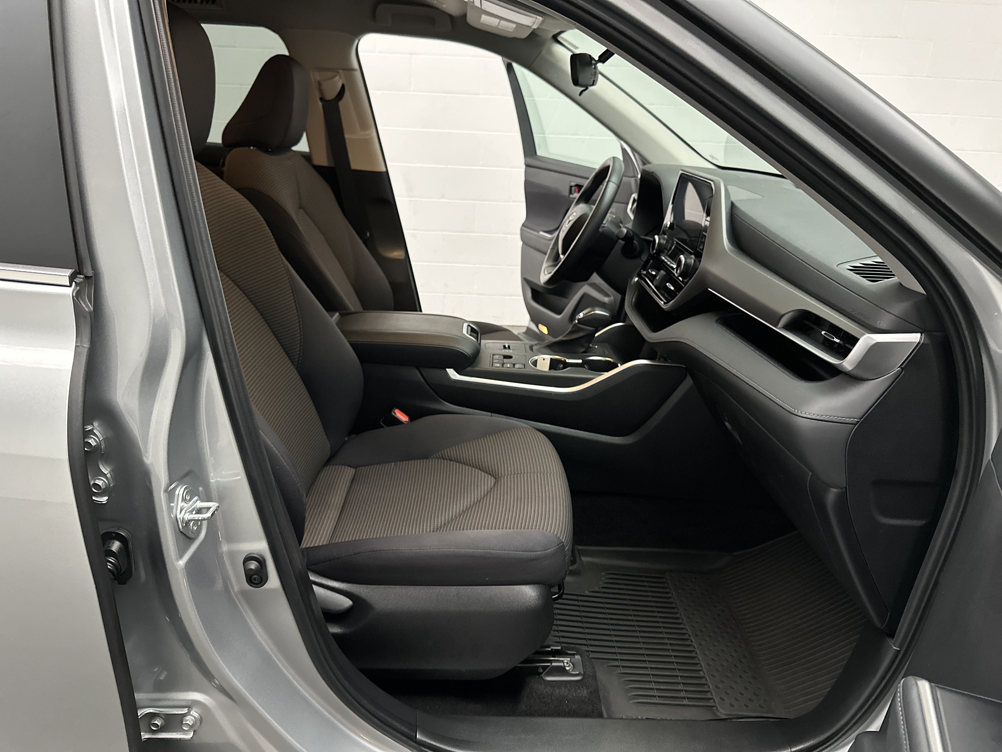 Used 2023 Toyota Highlander LE FWD image 22