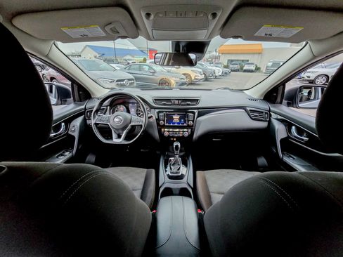 Used 2022 Nissan Rogue Sport SV image 2