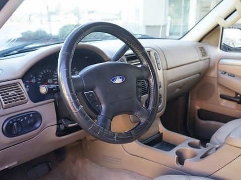 Used 2004 Ford Explorer XLT image 11