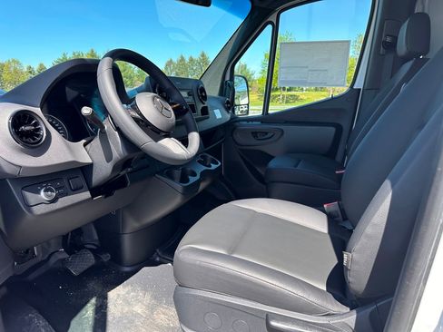 Used 2025 Mercedes-Benz Sprinter 2500 image 9