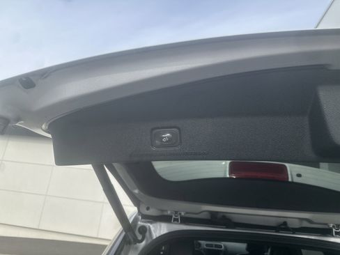 Used 2018 Ford Explorer XLT w/ Equipment Group 202A image 5