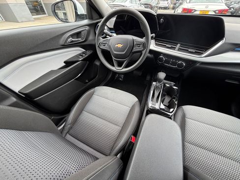 Used 2025 Chevrolet Trax LT image 35