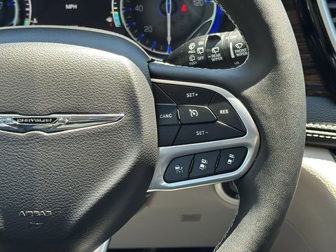 Certified 2024 Chrysler Pacifica Limited FWD image 25