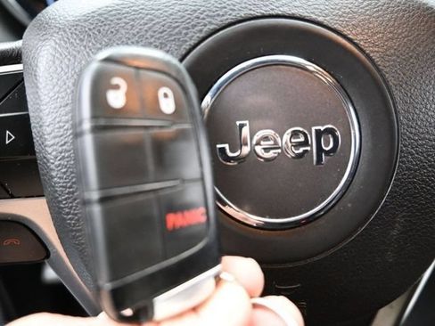 Used 2022 Jeep Grand Cherokee Laredo E AWD/4WD image 39