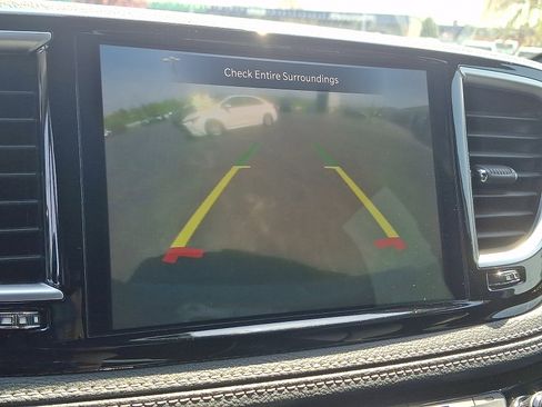 Used 2025 Chrysler Pacifica Limited FWD image 21