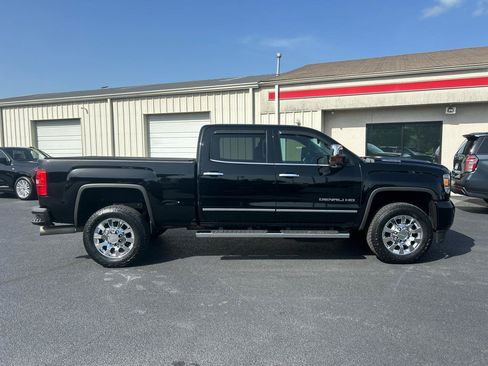 Used 2019 GMC Sierra 2500 Denali w/ Duramax Plus Package AWD/4WD image 4