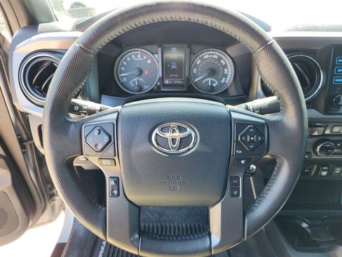 Used 2018 Toyota Tacoma TRD Sport AWD/4WD image 19