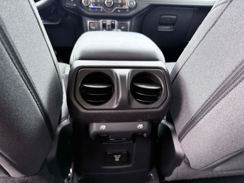 Used 2025 Jeep Wrangler Unlimited Sahara AWD/4WD image 16