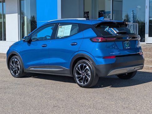 Certified 2023 Chevrolet Bolt EUV Premier w/ Sun & Sound Package FWD image 4