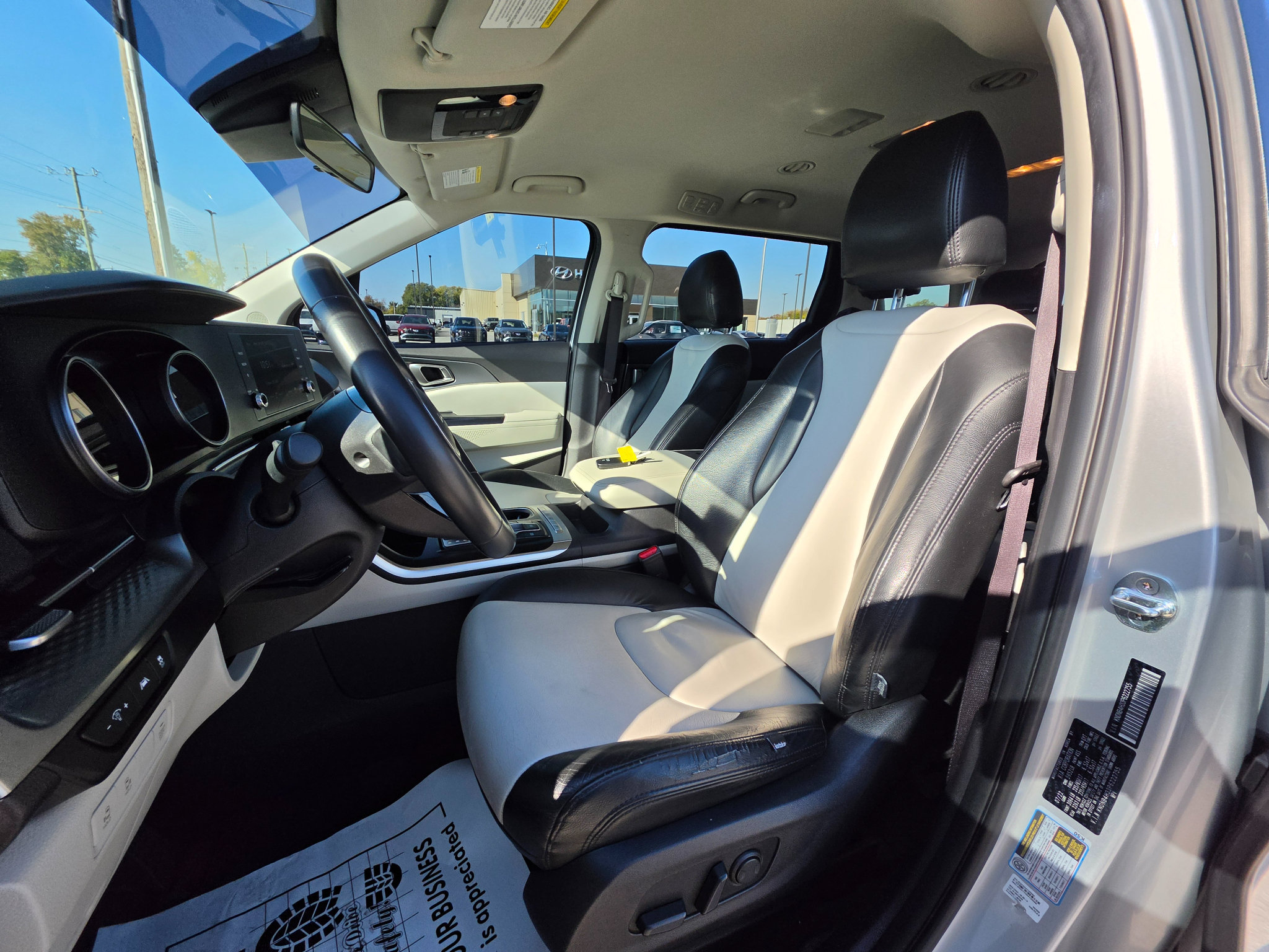 Used 2023 Kia Carnival LX FWD image 20
