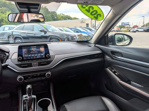 Used 2025 Nissan Altima 2.5 SR FWD image 12