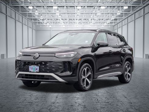 Used 2025 Volkswagen Tiguan SE FWD image 9