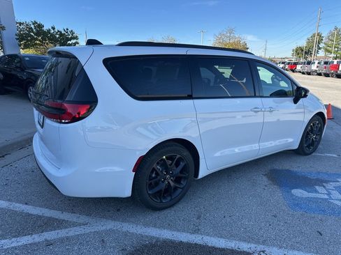 New 2026 Chrysler Pacifica Select image 32