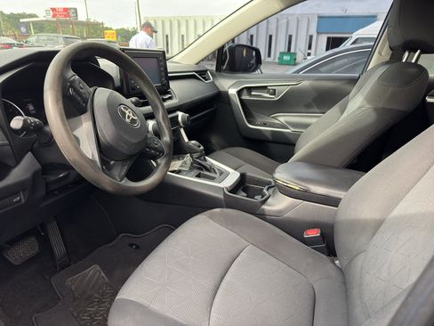 Used 2019 Toyota RAV4 XLE w/ Convenience Package FWD image 3