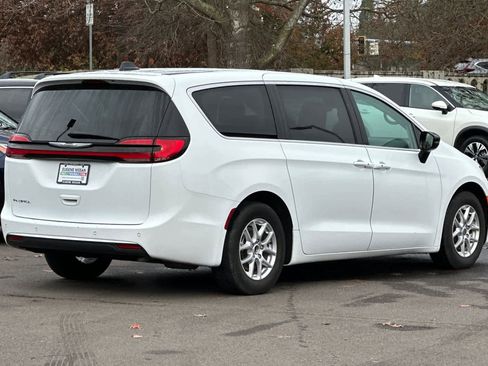 Used 2024 Chrysler Pacifica Touring-L image 2