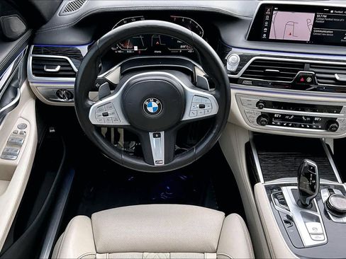 Used 2022 BMW 740i w/ M Sport Package image 5
