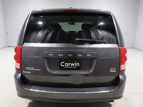 Used 2016 Dodge Grand Caravan SXT image 3