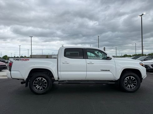 Used 2021 Toyota Tacoma TRD Sport w/ Technology Package image 4