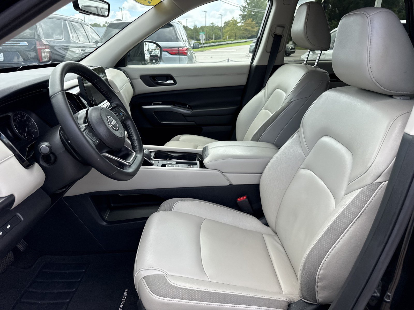 Used 2023 Nissan Pathfinder SL FWD image 11