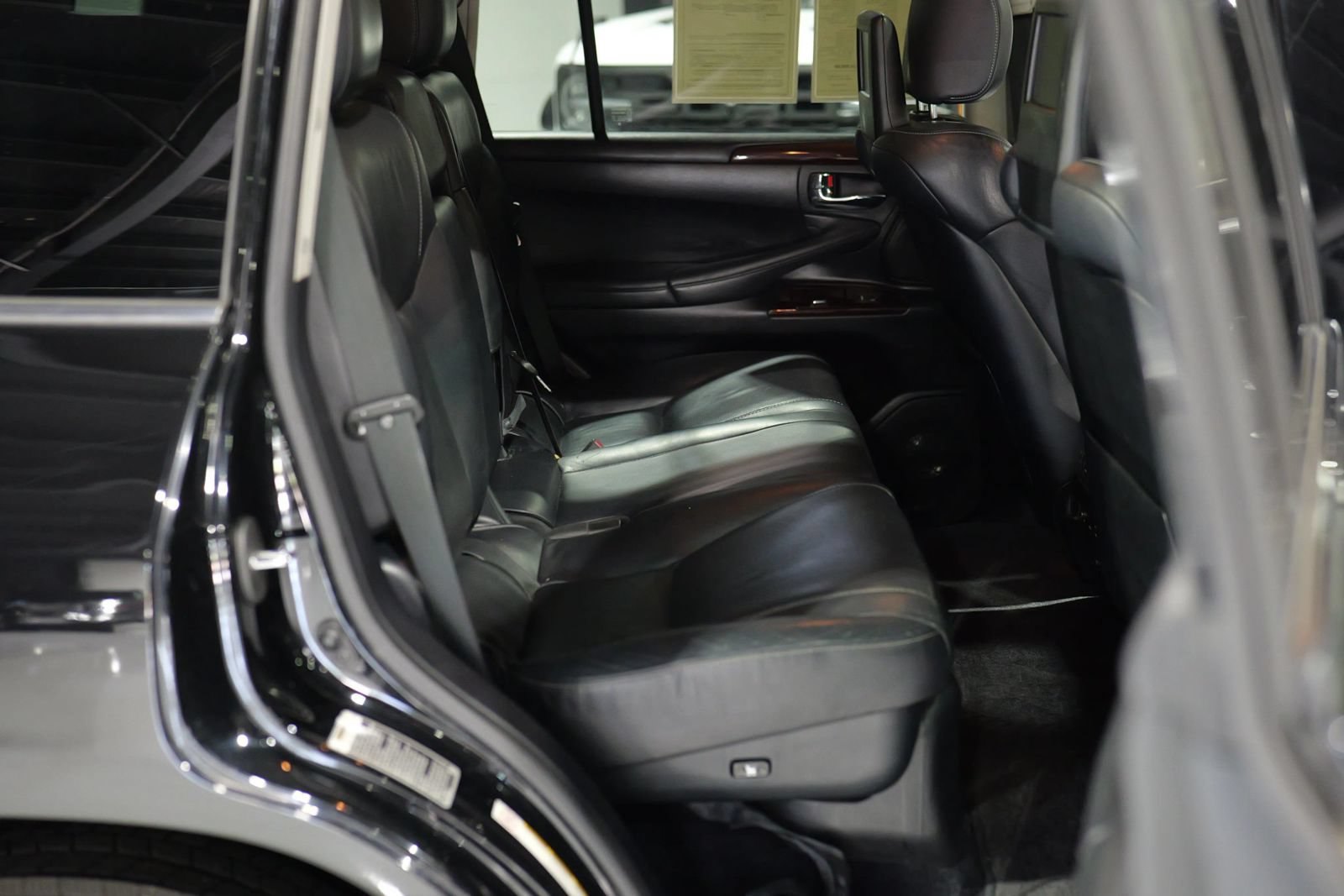 Used 2013 Lexus LX 570 4WD w/ Luxury Pkg image 26
