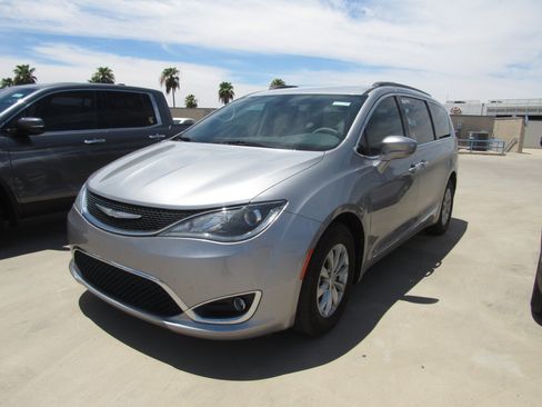 Used 2017 Chrysler Pacifica Touring-L FWD image 1