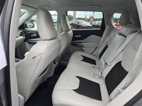 Used 2020 Jeep Cherokee Latitude Plus image 10