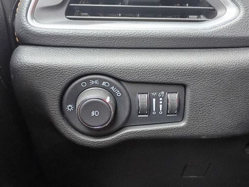 Used 2023 Chrysler Pacifica Pinnacle FWD image 19