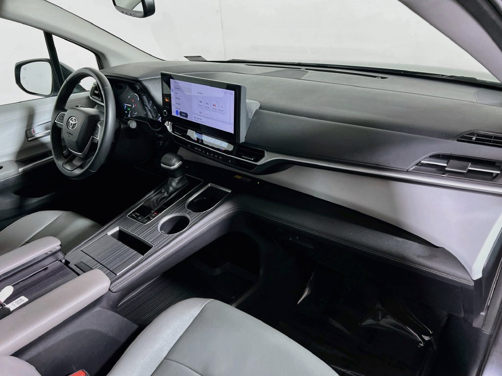 Certified 2025 Toyota Sienna XLE FWD image 27