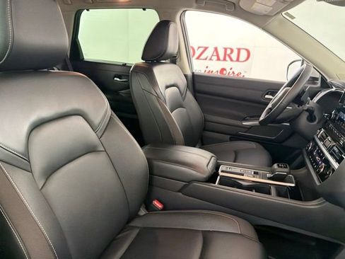 Used 2024 Nissan Pathfinder SL w/ SL Premium Package FWD image 16
