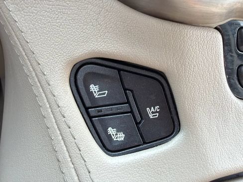 Used 2015 GMC Yukon Denali RWD image 29