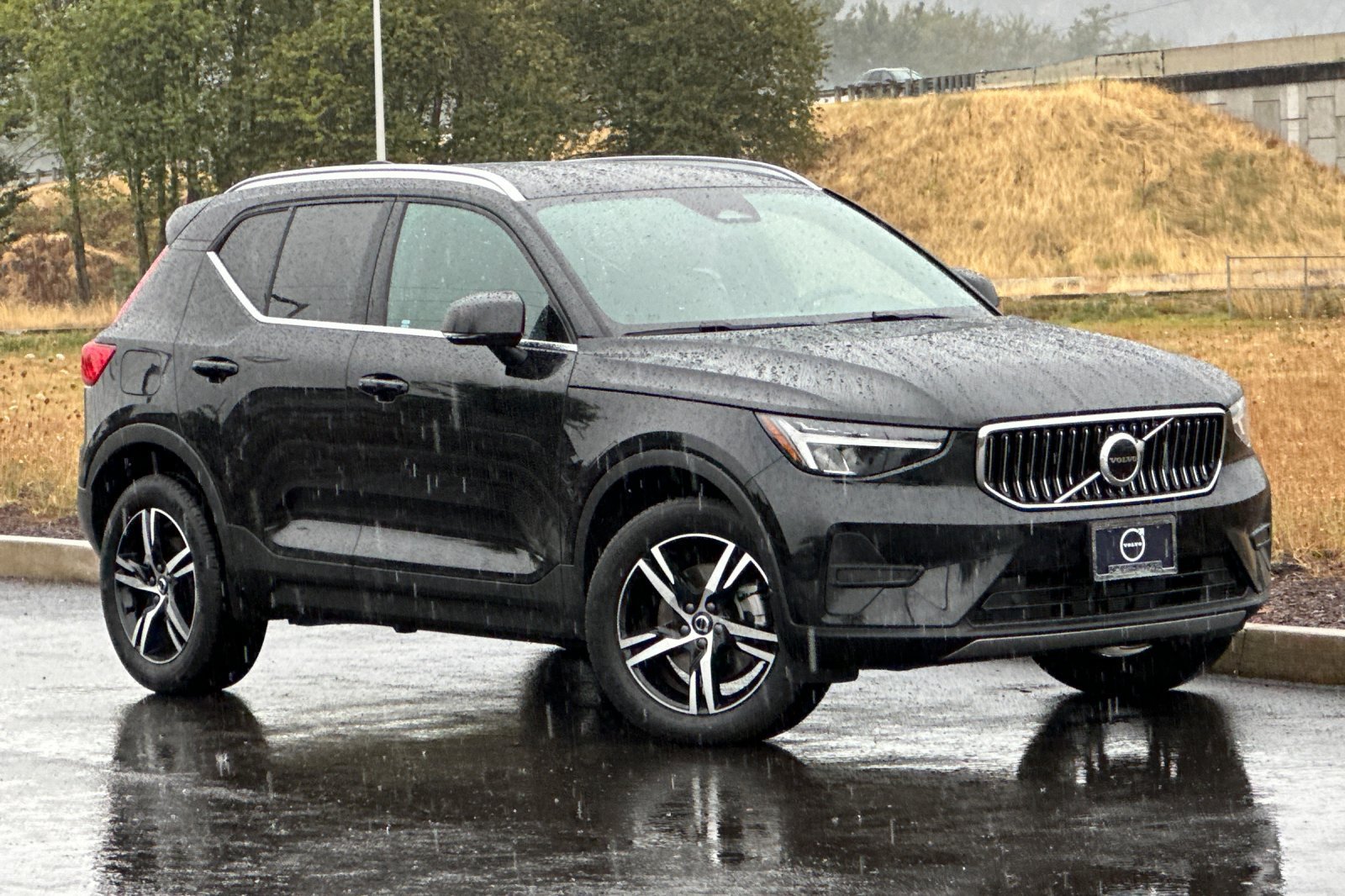 Used 2025 Volvo XC40 B5 Core AWD/4WD image 1