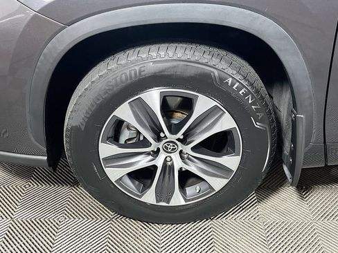 Used 2022 Toyota Highlander XLE AWD/4WD image 29