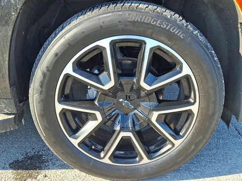 Used 2022 Chevrolet Suburban RST w/ Luxury Package image 8