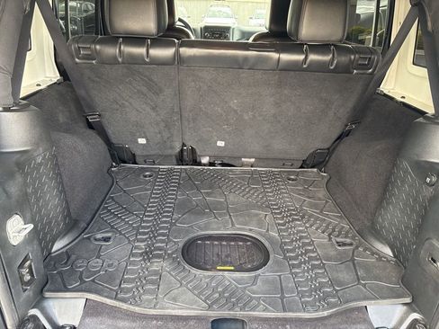 Used 2016 Jeep Wrangler Unlimited Rubicon image 7