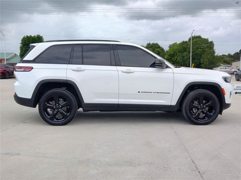 Used 2024 Jeep Grand Cherokee Altitude AWD/4WD image 9