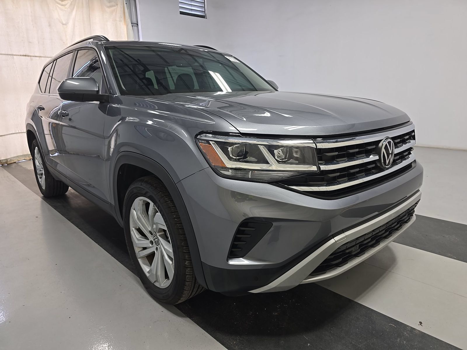 Used 2023 Volkswagen Atlas SE w/ Panoramic Sunroof Package FWD image 2