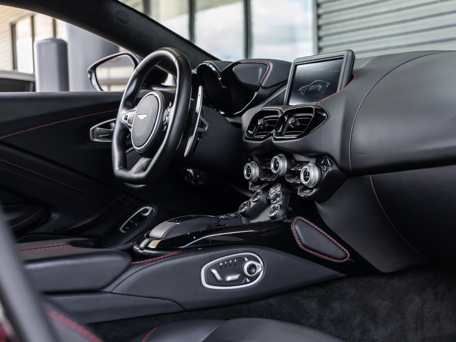 Used 2023 Aston Martin V8 Vantage Coupe RWD image 38