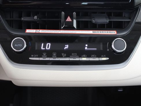 Used 2025 Toyota Corolla LE FWD image 17
