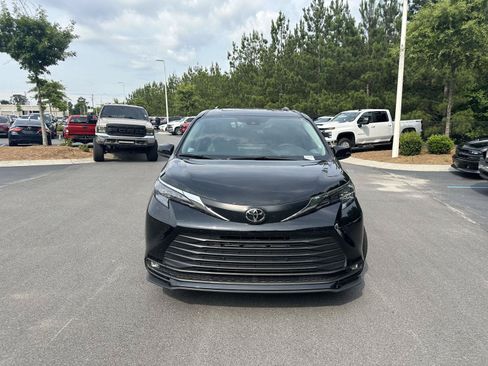 Used 2026 Toyota Sienna XLE FWD image 3