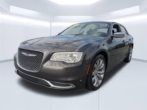 Used 2019 Chrysler 300 Touring w/ Chrome Appearance Package image 8