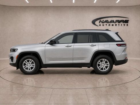 Used 2025 Jeep Grand Cherokee Altitude RWD image 4