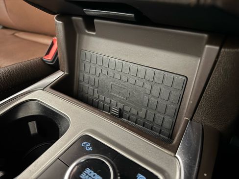 Used 2021 Ford Explorer King Ranch w/ Premium Technology Package image 27