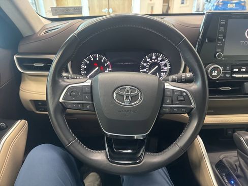 Used 2020 Toyota Highlander XLE image 3