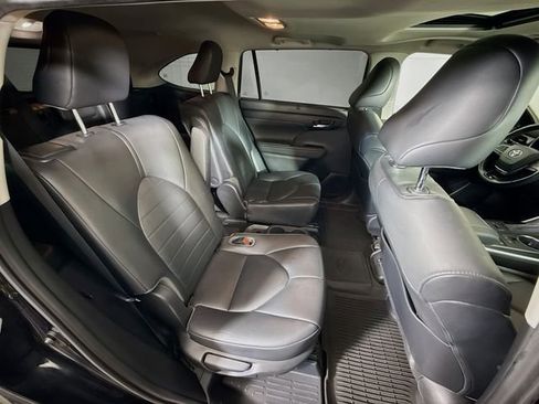 Used 2020 Toyota Highlander XLE AWD/4WD image 30